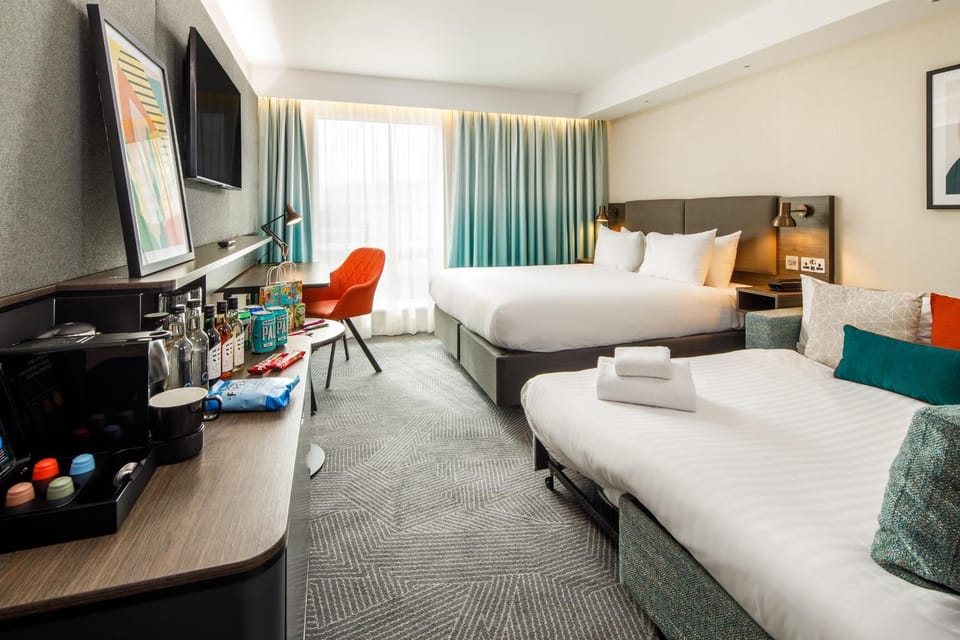 Bed, Seating area, Bedroom, Family