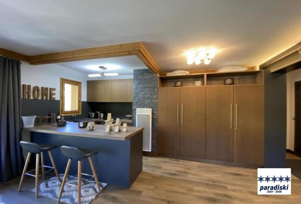 Seating area, kitchen