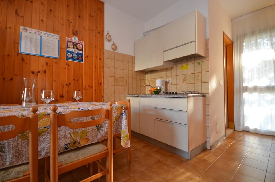 Kitchen or kitchenette, Dining area, stove