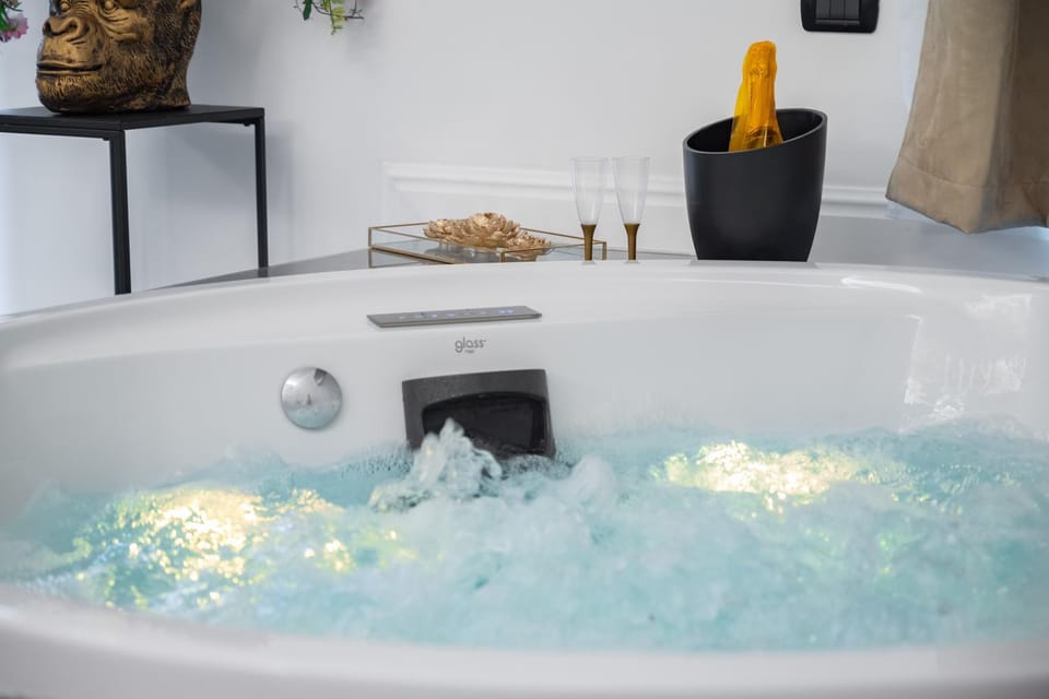 Hot Tub, Steam room