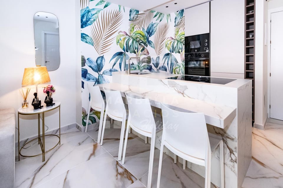 751, RENOVATED 2 Beedroom Apartment, Second line of the beach, Wifi, ParkingING Apartment in Marbella