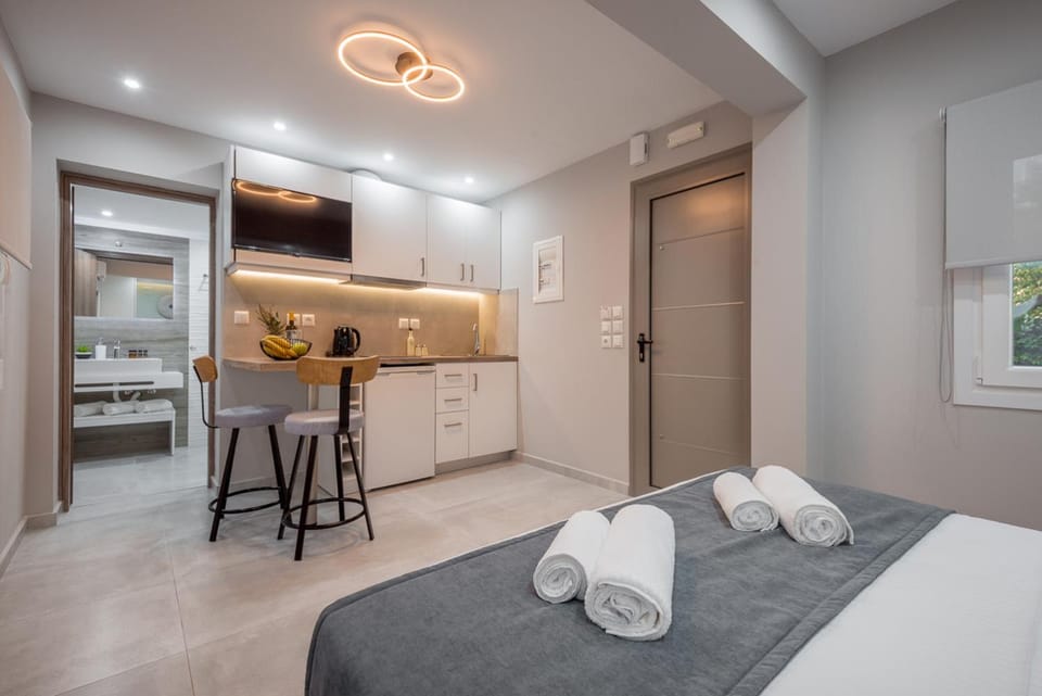 Kitchen or kitchenette, Dining area, minibar