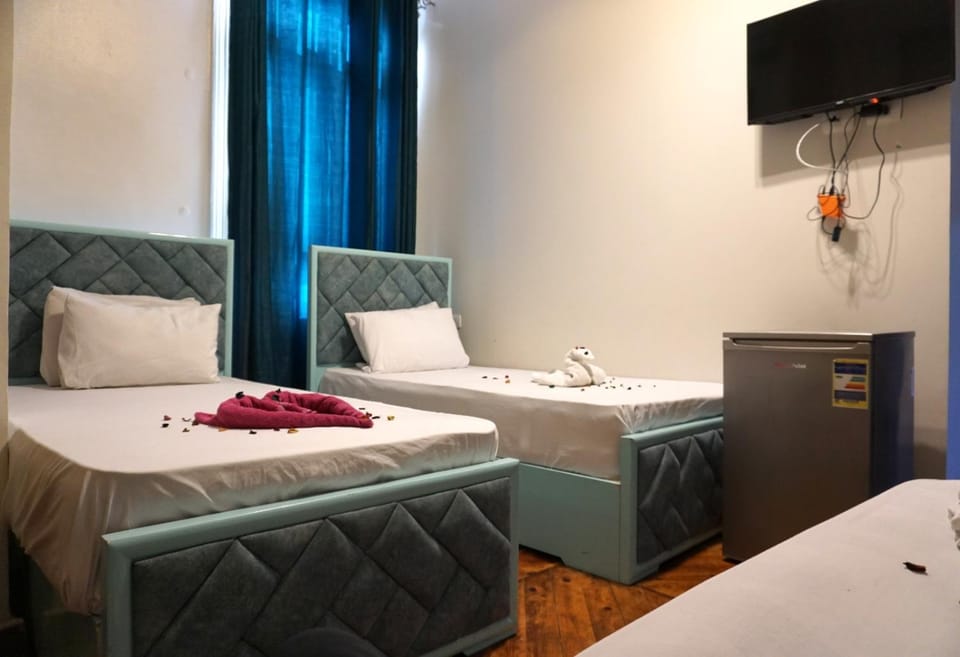 Bed, TV and multimedia, Photo of the whole room, Bedroom, towels