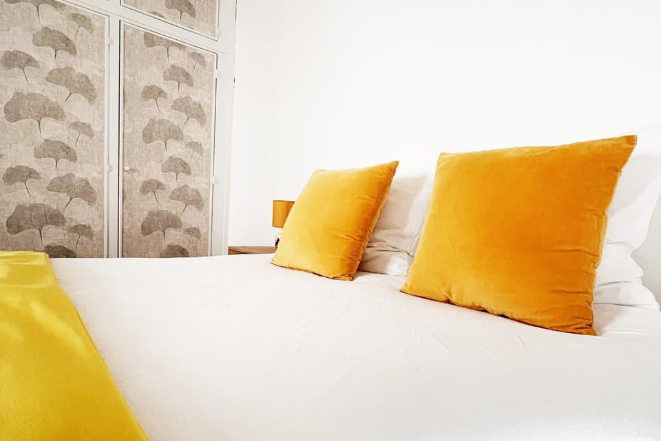 Property building, Bed, Bedroom