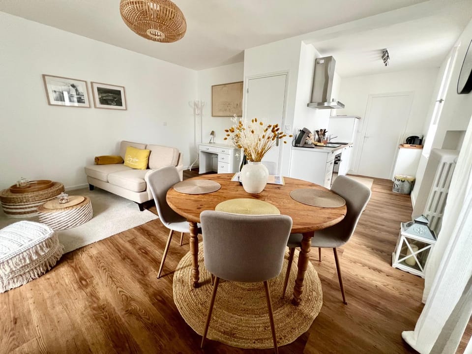 Kitchen or kitchenette, Living room, Seating area, Dining area