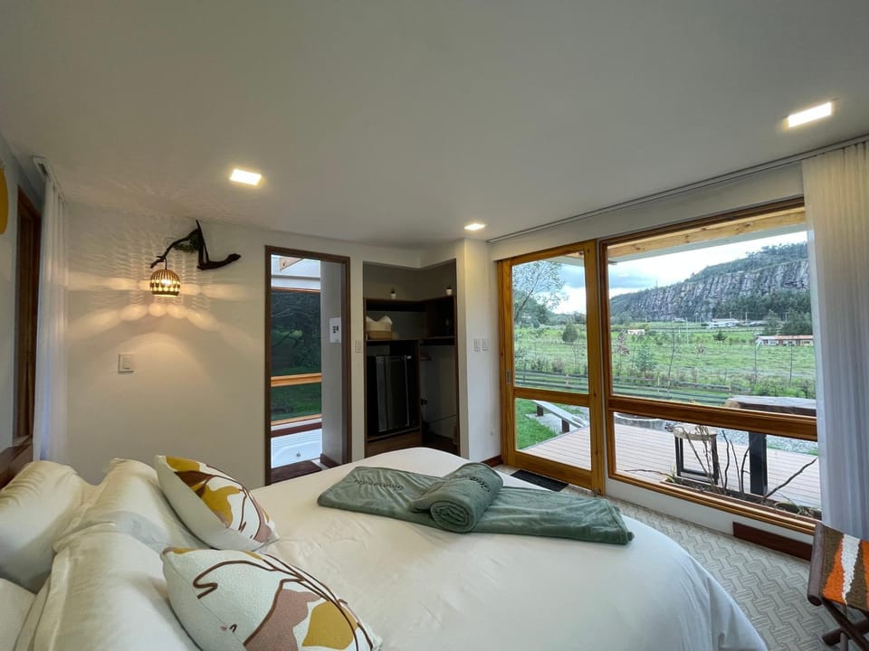 Bedroom, Mountain view