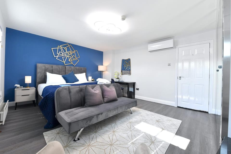 Photo of the whole room, Seating area, Bedroom