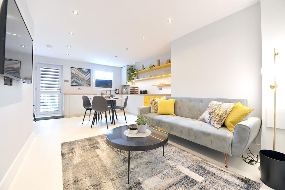 Living room, Lounge or bar, Seating area, Dining area