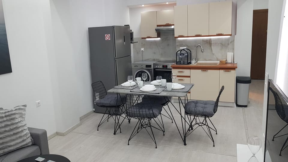 Kitchen or kitchenette, Dining area