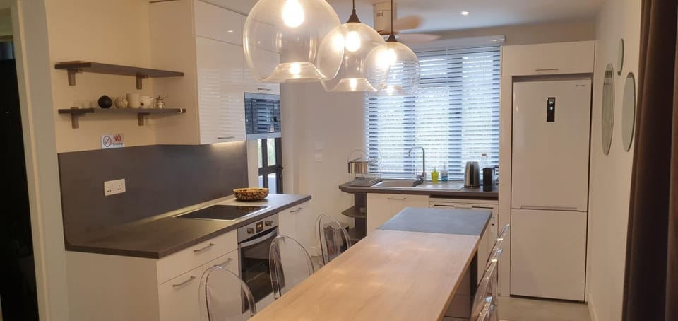 Kitchen or kitchenette, Dining area, dishwasher