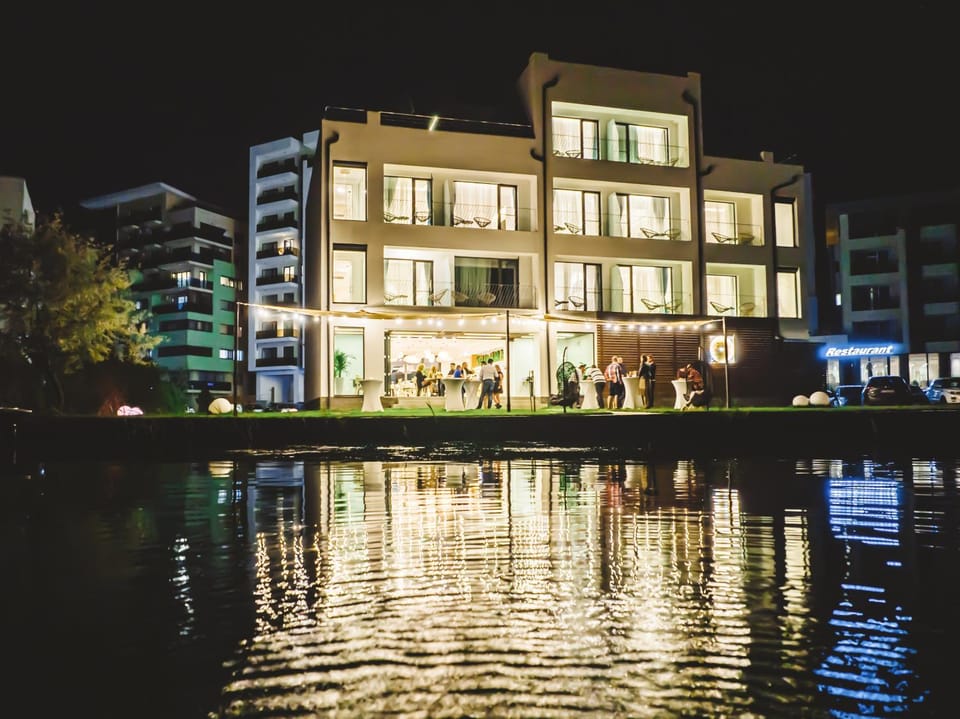 Property building, Restaurant/places to eat