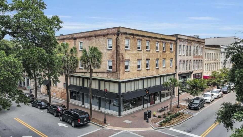 Old Towne Loft on Broughton -Steps to City Market Apartment in Savannah