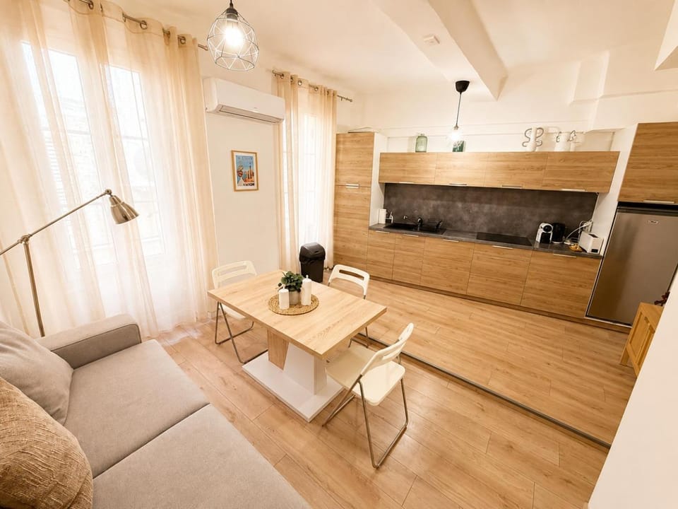 Coffee/tea facilities, Kitchen or kitchenette, Living room, Seating area, Dining area