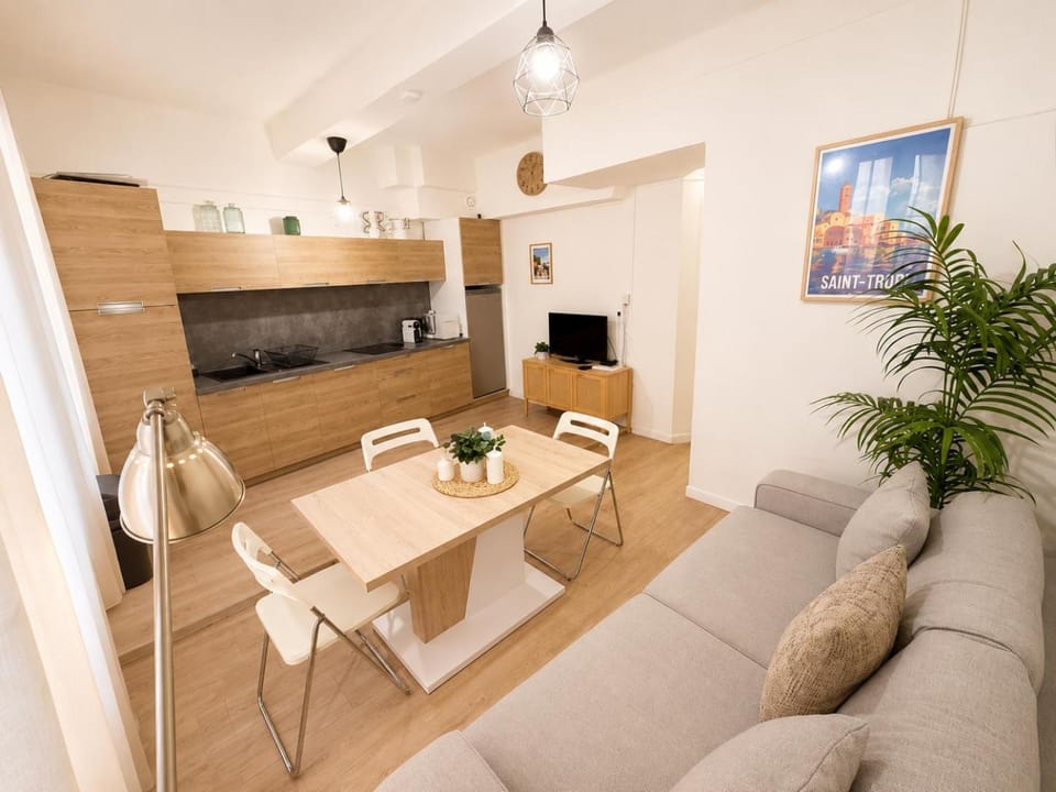 TV and multimedia, Kitchen or kitchenette, Living room, Seating area, Dining area