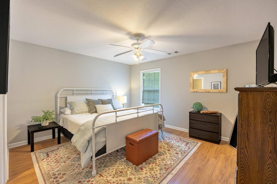 Charming Gray Home- 5 mins from GSU! House in South Carolina