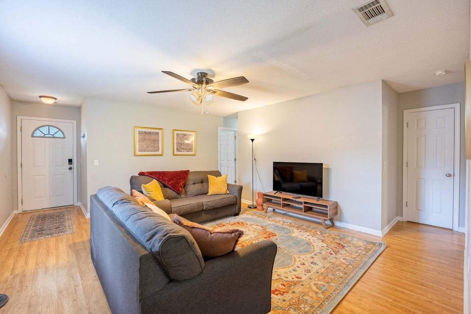 Charming Gray Home- 5 mins from GSU! House in South Carolina