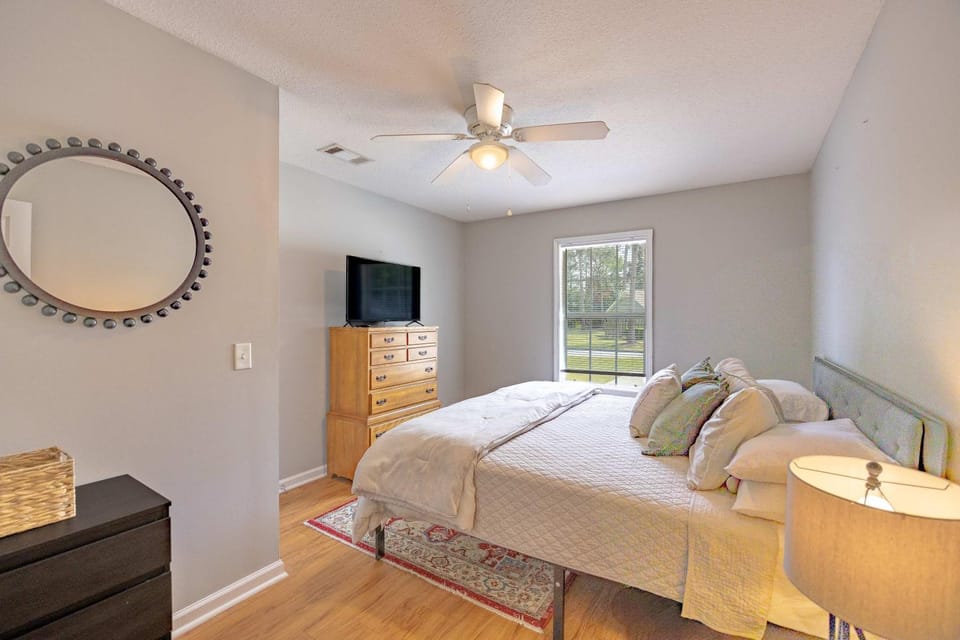 Charming Gray Home- 5 mins from GSU! House in South Carolina