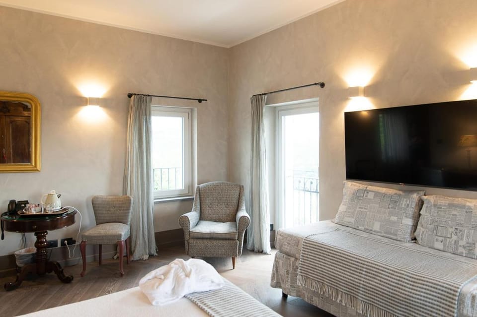 Bed, TV and multimedia, Photo of the whole room, Bedroom