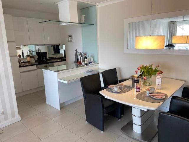 Kitchen or kitchenette, Seating area, Dining area, stove
