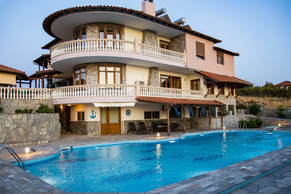 Property building, Day, Pool view, Swimming pool, sunbed