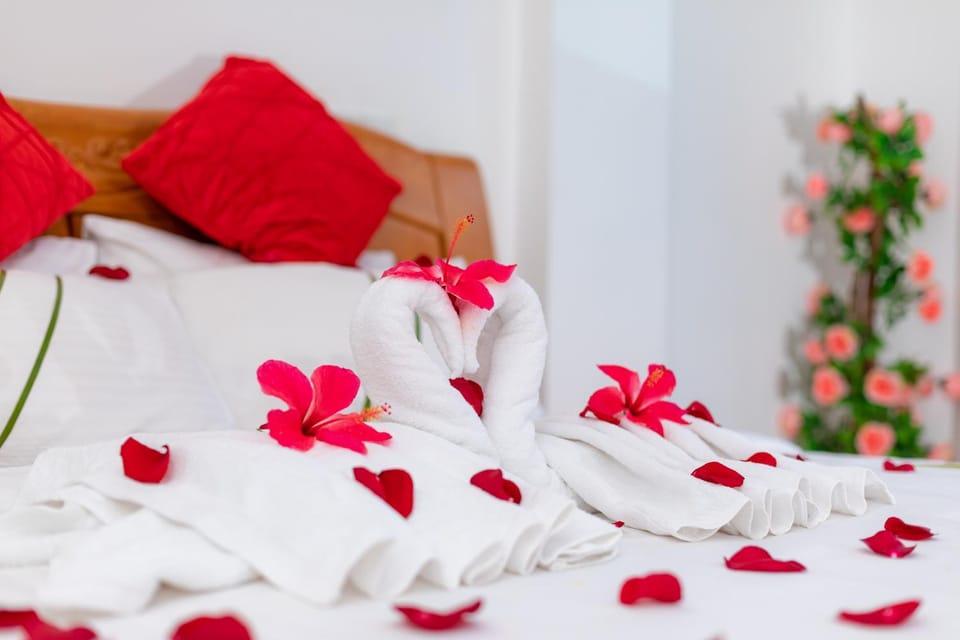 Bed, Bedroom, towels