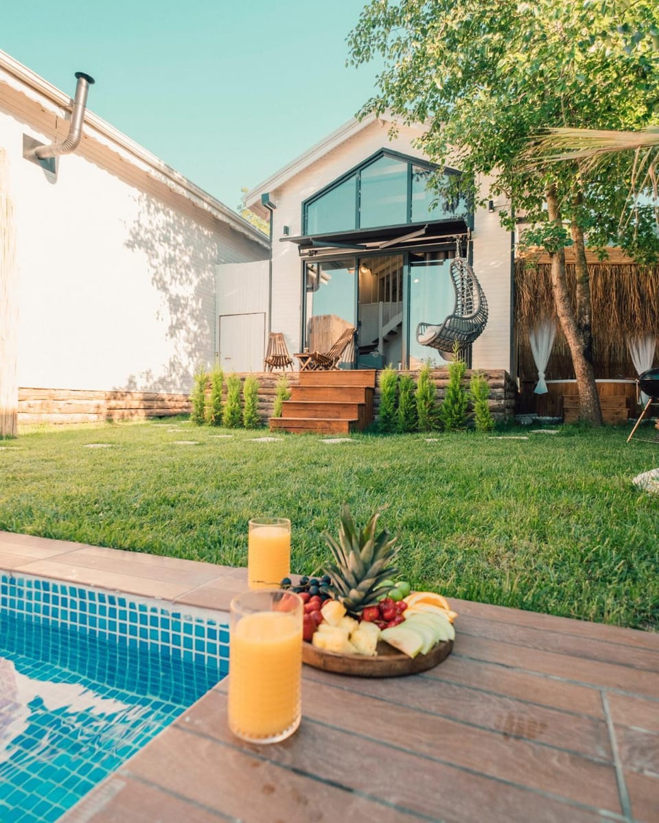 Garden, Food and drinks, Garden view, Swimming pool