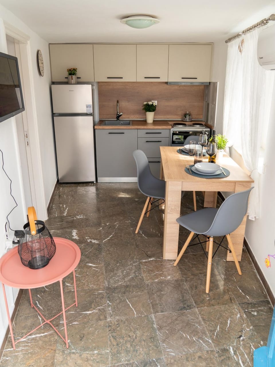 Kitchen or kitchenette, Dining area