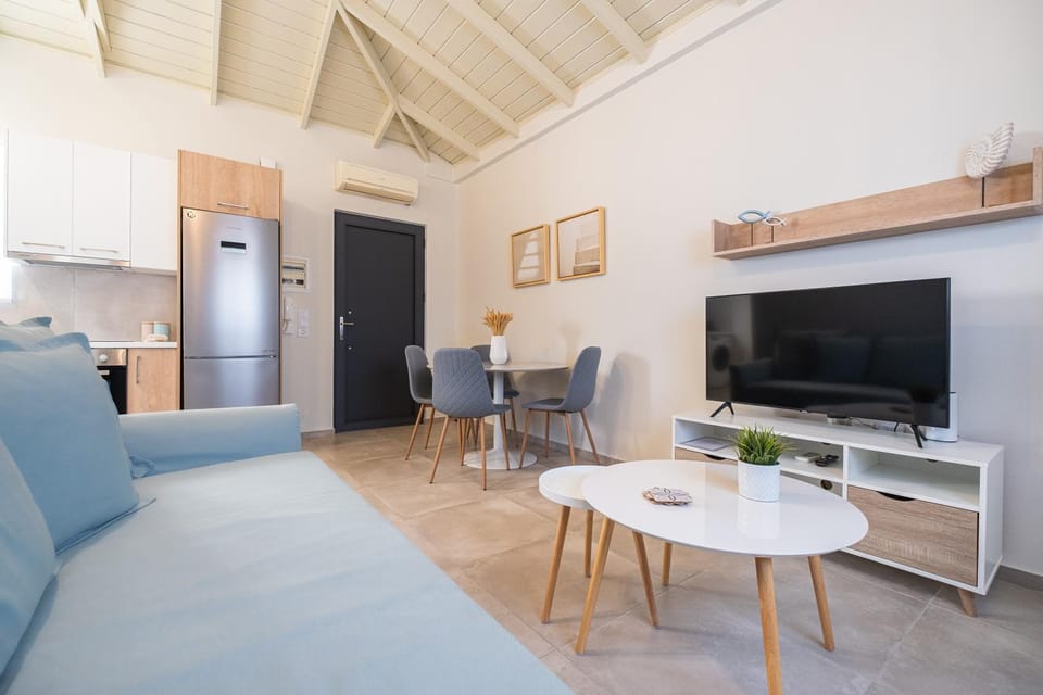 TV and multimedia, Kitchen or kitchenette, Living room, Seating area, Dining area