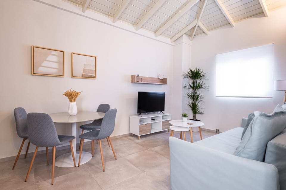 TV and multimedia, Living room, Seating area, Dining area, Evening entertainment