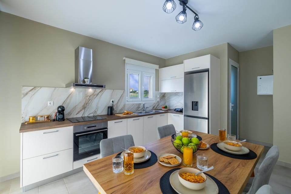 Coffee/tea facilities, Kitchen or kitchenette, Dining area, toaster
