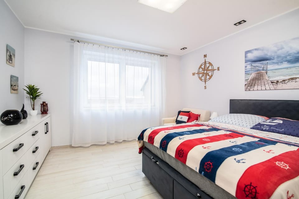 Bed, TV and multimedia, Bedroom