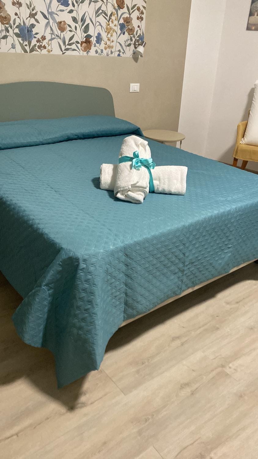 Bed, Photo of the whole room, Bedroom, towels