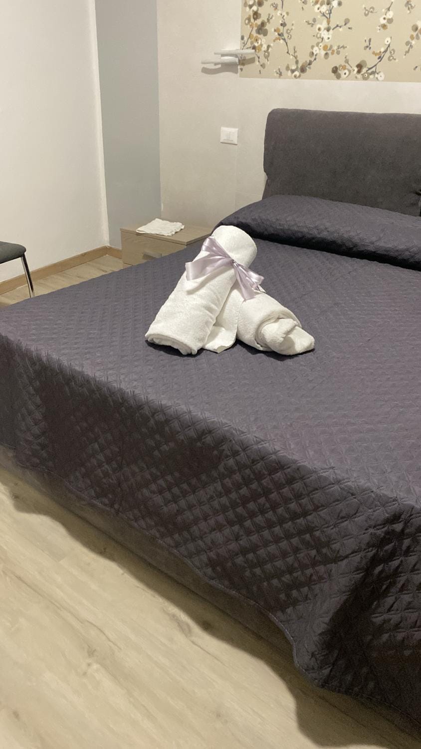 Bed, Photo of the whole room, Bedroom, towels