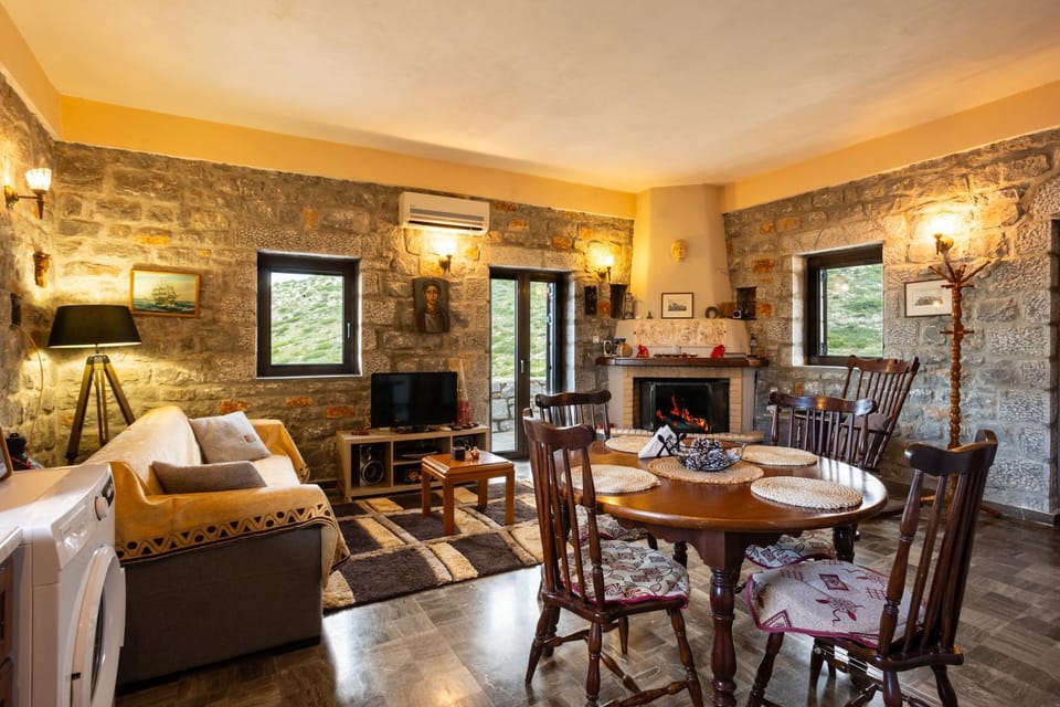 Communal lounge/ TV room, TV and multimedia, Living room, Seating area, Dining area, Evening entertainment