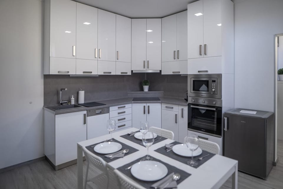 Coffee/tea facilities, Kitchen or kitchenette, dishwasher, microwave, oven