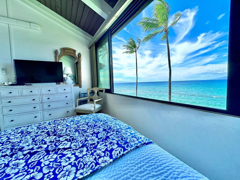 Bed, TV and multimedia, Sea view