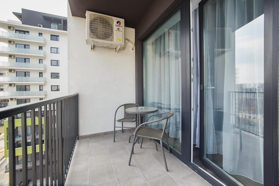 Facade/entrance, Balcony/Terrace