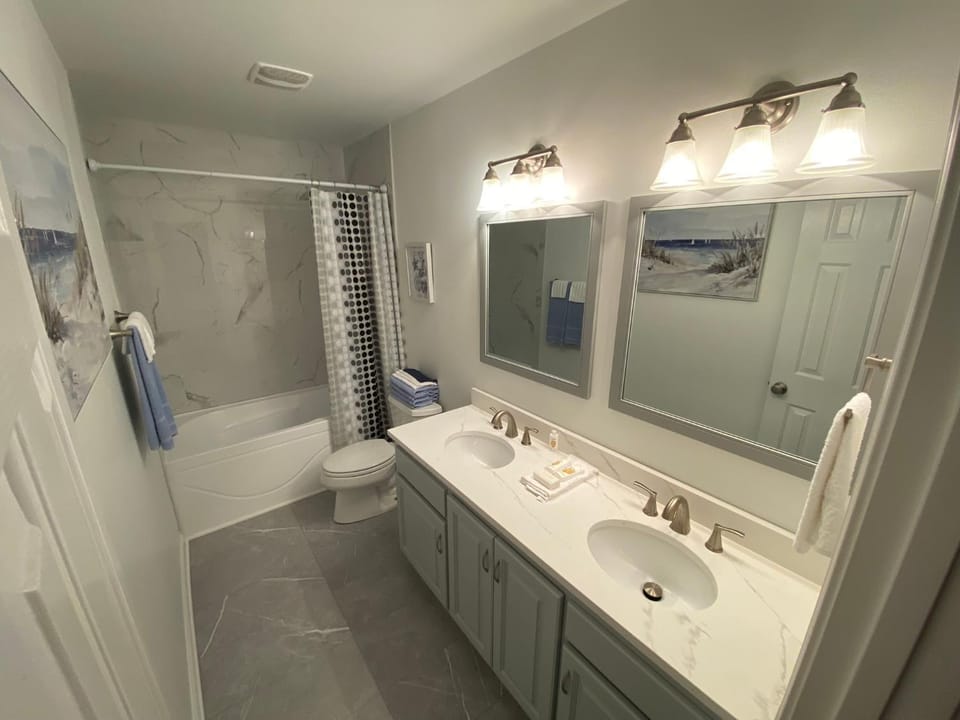 Shower, Toilet, Bathroom, Bath, heating, towels, air conditioner