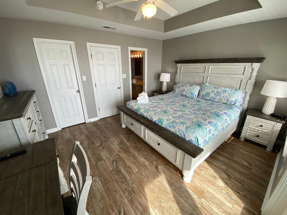 Bed, TV and multimedia, View (from property/room), View (from property/room), Photo of the whole room, Bedroom, Sea view, Sea view, heating, air conditioner, air conditioner