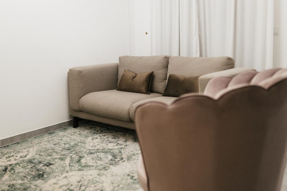Living room, group of guests, air conditioner