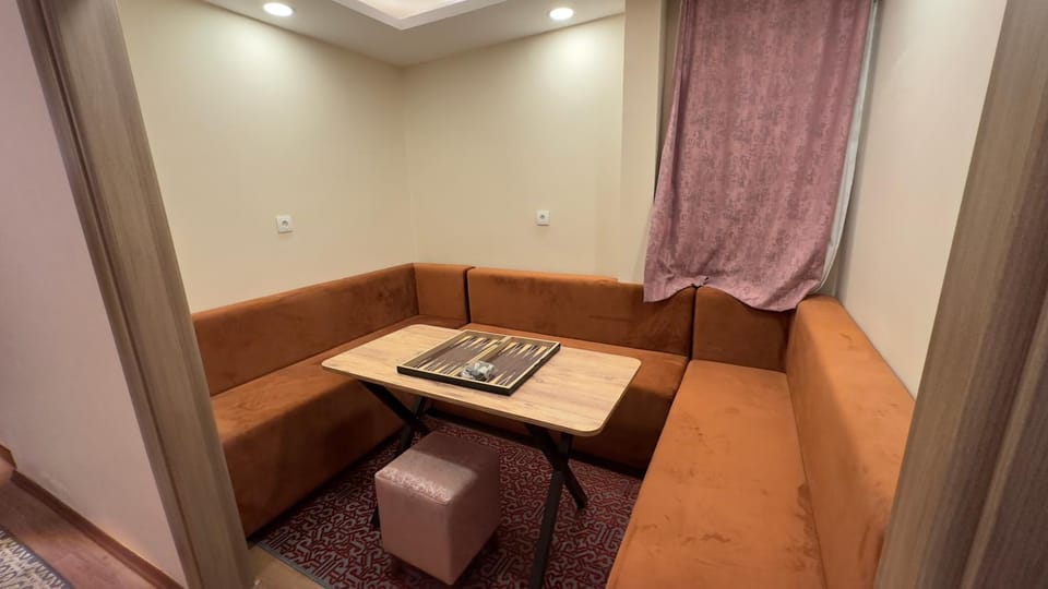 TV and multimedia, Living room, Seating area, hair dresser