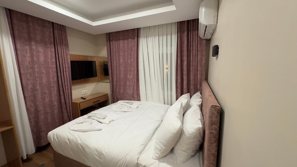Bed, TV and multimedia, Photo of the whole room, Bedroom, towels