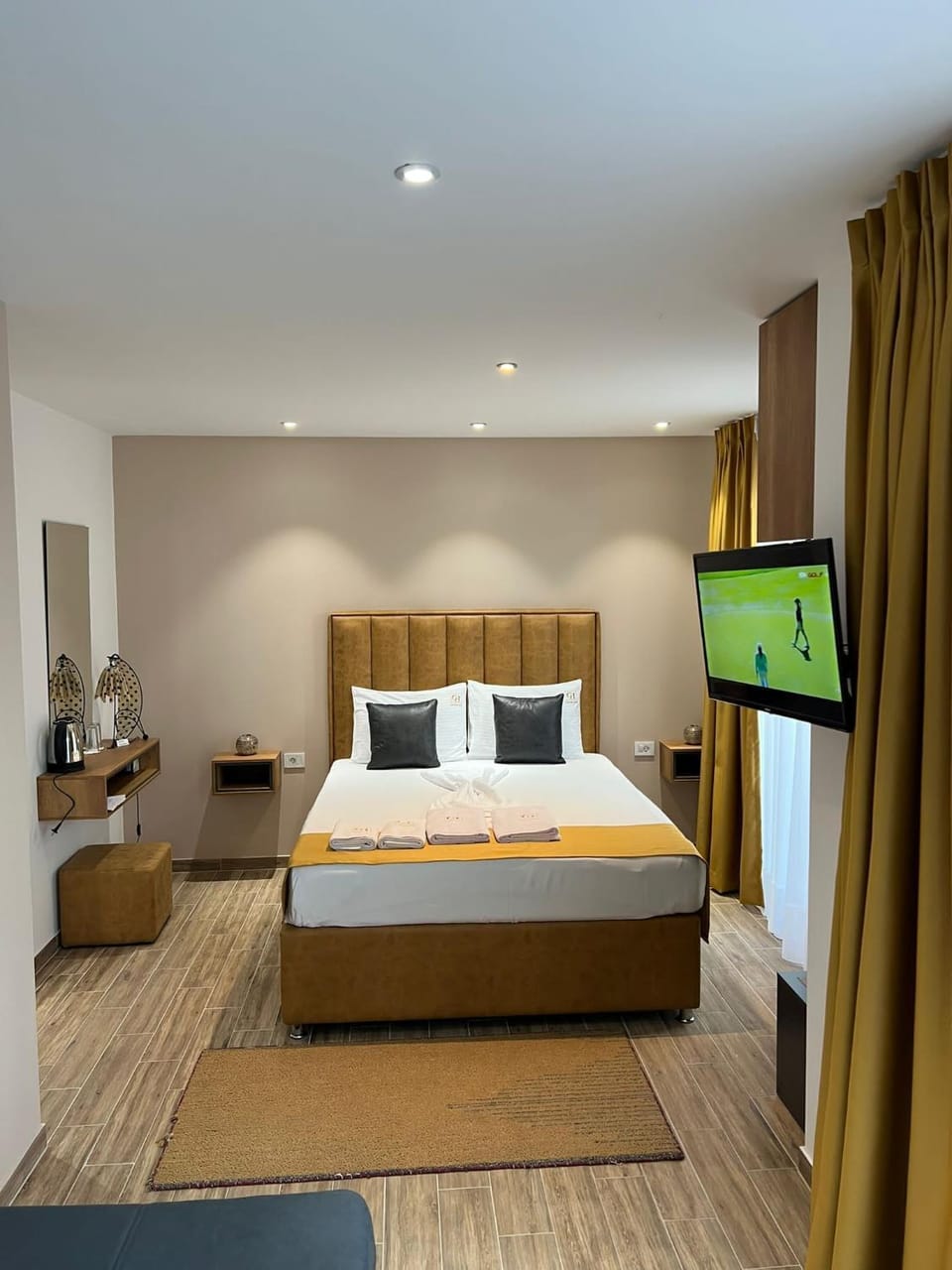 Bed, TV and multimedia, Bedroom