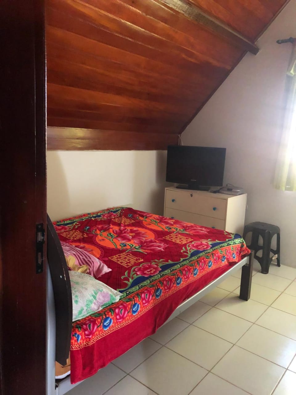 Bed, TV and multimedia, Bedroom