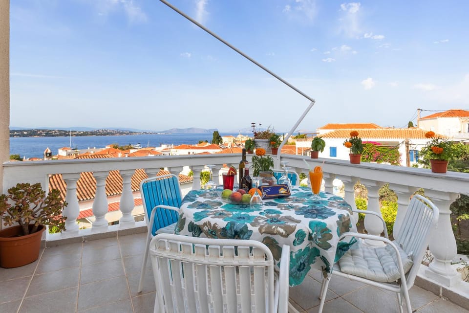 Balcony/Terrace, Food and drinks, Seating area, Drinks