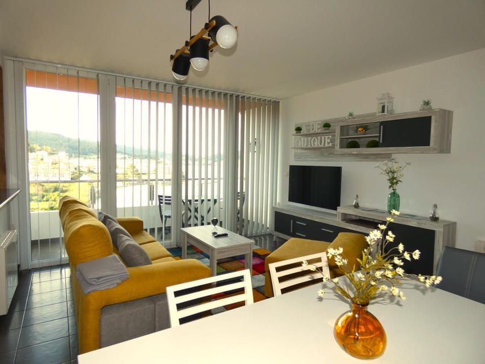 TV and multimedia, Living room, Lounge or bar, Dining area