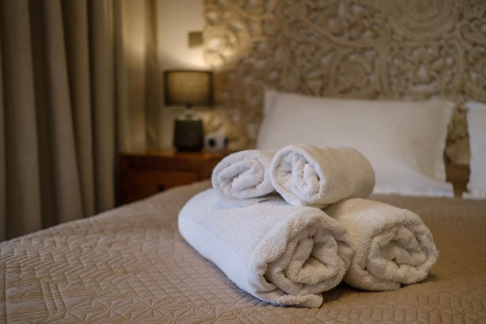 Bed, Bedroom, towels