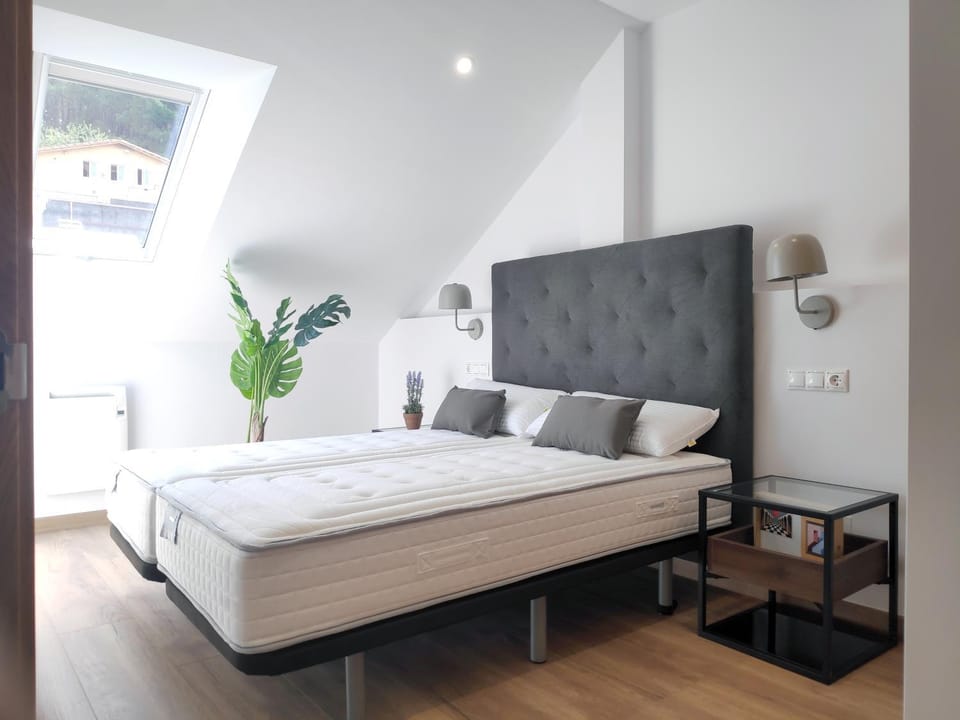 Bed, Photo of the whole room, Bedroom, Street view