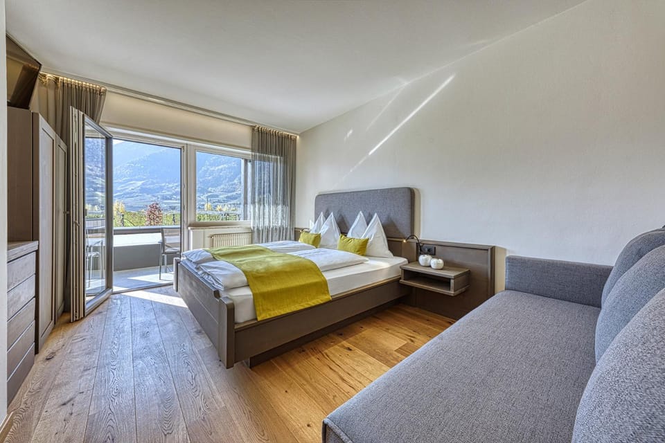 Bed, Photo of the whole room, Seating area, Bedroom