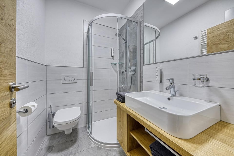 Shower, Toilet, Bathroom, towels